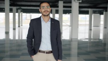 Arap işadamının yavaş çekimde çekilmiş bir portresi.