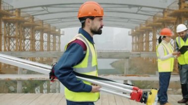 İnşaat alanının dışında yürüyen profesyonel bir araştırmacının portresi.