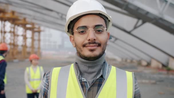 Retrato del trabajador árabe de la construcción con uniforme en el lugar de trabajo al aire libre — Vídeo de stock