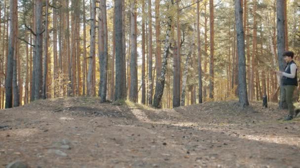 Seitenansicht der Mutter Vater und Sohn zu Fuß im Wald studieren Karte genießen Reise — Stockvideo