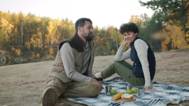 Marido y esposa hablando tazas de metal tintineo beber en el picnic al aire libre — Vídeo de stock