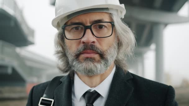 Retrato de primer plano del director de proyecto del edificio con ropa formal y casco al aire libre — Vídeos de Stock