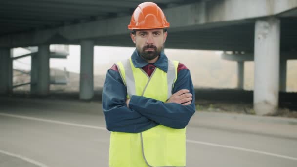 Portret inżyniera terenowego stojącego w strefie przemysłowej z krzyżowanymi ramionami — Wideo stockowe