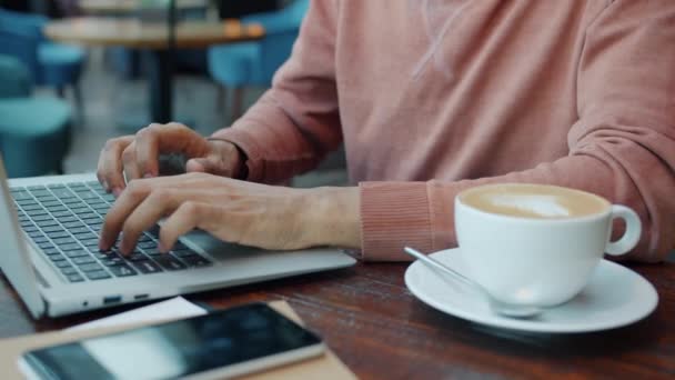 Kafede dizüstü bilgisayarla çalışan erkeklerin yakın çekimleri. İş adamı kahve masasında otururken. — Stok video