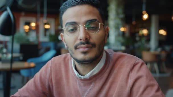 Lambat gerak potret serius Arab pengusaha duduk di kafe saja — Stok Video