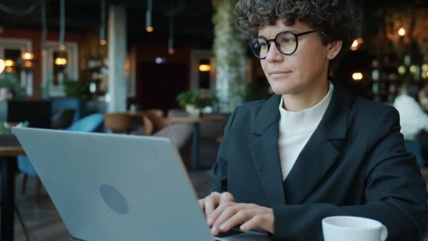 Ritratto di donna d'affari motivata che lavora con il computer portatile nella digitazione del ristorante — Video Stock