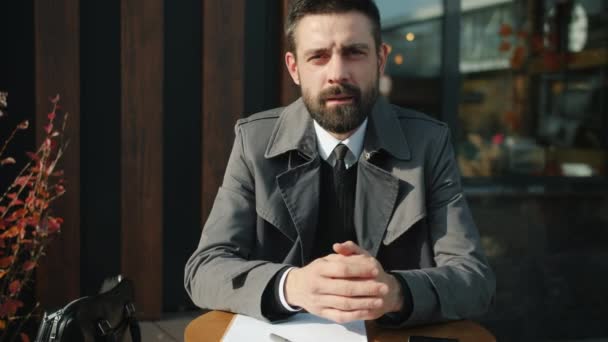 Ritratto di uomo d'affari che parla guardando la telecamera durante una videochiamata all'aperto in un caffè all'aperto — Video Stock