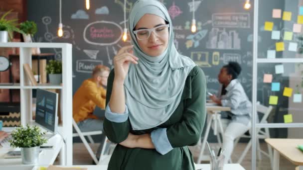 Retrato de mujer de negocios musulmana elegante quitándose las gafas sonriendo mirando a la cámara en el lugar de trabajo — Vídeos de Stock