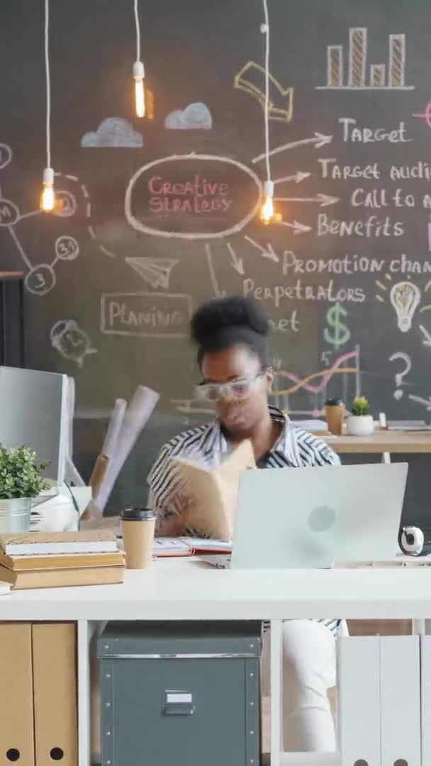 Вертикальний Часовий Пропуск Афроамериканської Бізнес Леді Яка Використовує Ноутбук Творчому — стокове відео