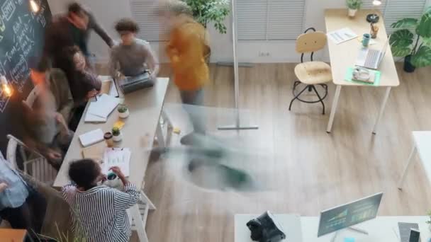 Caducidad de tiempo del diverso grupo de empleados que cooperan en la hermosa sala de oficina creativa — Vídeos de Stock