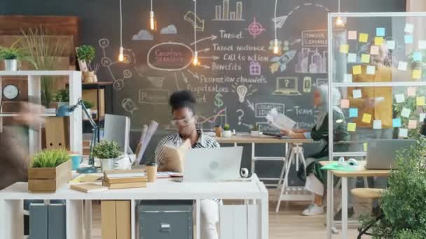 A kreatív irodában dolgozó üzletemberek különböző csoportjainak időeltolódása — Stock videók