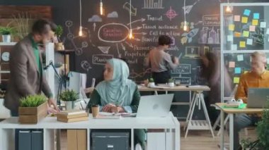 Yaratıcı ekiple çalışan tesettürlü müslüman bayanın yakınlaşma süresi doldu.