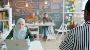 Öfkeli işveren, yaratıcı iş yerinde konuşan ve hareket eden ofis çalışanlarını suçluyor.