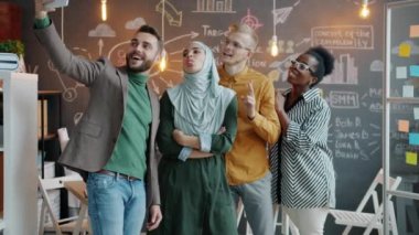 Çeşitli iş adamları akıllı telefon kamerasıyla selfie çekiyorlar.