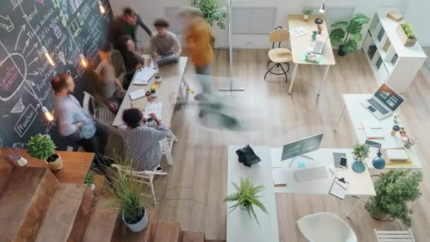 Nagylátószögű nézet idő elévülése a kreatív irodában dolgozó kollégák együtt mozog — Stock videók