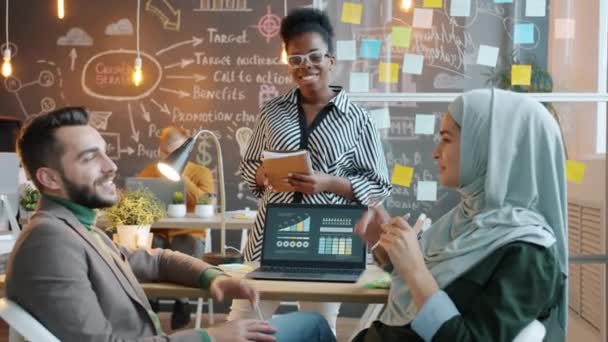 Různé skupiny kancelářských pracovníků mluvit o podnikatelských nápadů v kreativní místnosti — Stock video