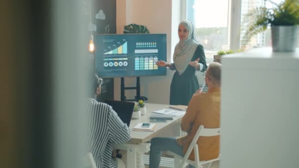 Slow motion porträtt av muslimska affärskvinna gör presentation med elektronisk styrelse för kreativa team — Stockvideo