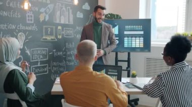 Başarılı proje dansı hakkında konuşan heyecanlı iş adamlarının yavaş çekimleri mutluluğu ifade ediyor.