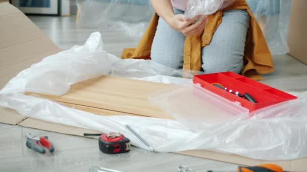 Primo piano delle mani delle donne che lavorano con strumenti di installazione di mobili in legno — Video Stock