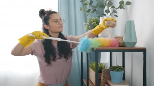 Mulher empregada doméstica usando luvas espanando móveis cuidando de higiene no apartamento — Vídeo de Stock