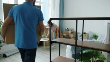 Genç bir adamın portresi. Karton kutuları genç bir kadının dairesine götürüyor.