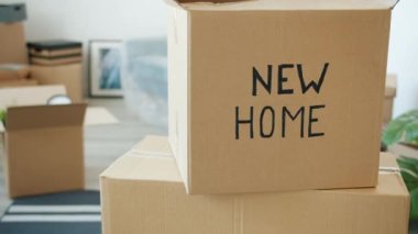 İçinde yeni ev etiketi olan karton kutu.