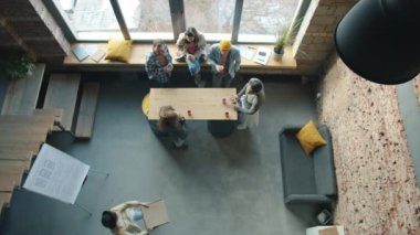 Modern açık uzay ofisine pizza getiren bir grup iş adamı.