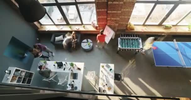 Ingrandisci il time-lapse dei giovani creativi che lavorano nella moderna sede aziendale durante la giornata lavorativa — Video Stock