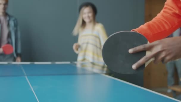 Група бізнесменів, які грають в настільний теніс, розважаються під час робочої перерви в творчому офісі — стокове відео