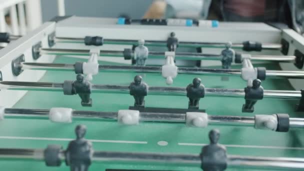 Ofiste masa futbolu oynayan neşeli çalışanların yakın plan fotoğrafları. — Stok video