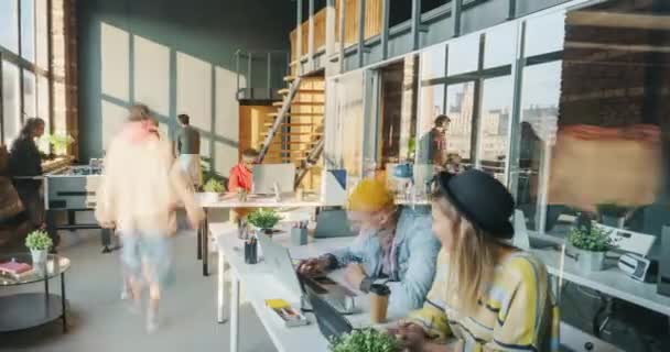 Tiempo de alejamiento: lapso de tiempo de los empleados motivados que trabajan y se relajan en la oficina moderna de espacio abierto — Vídeos de Stock