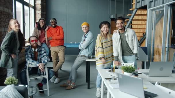 Різноманітна група співробітників, які посміхаються і сміються в приміщенні в сучасному коворкінгу — стокове відео