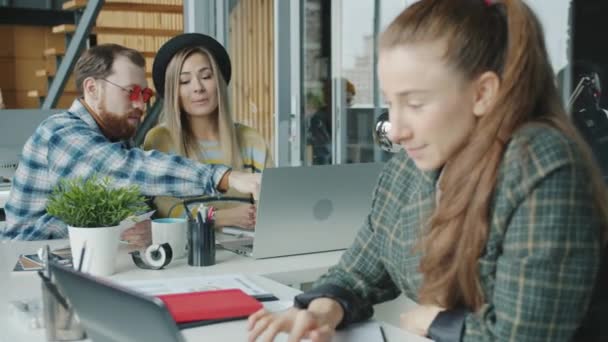 Разнообразная бизнес-команда, работающая в офисе с использованием документов для совместного использования ноутбуков — стоковое видео