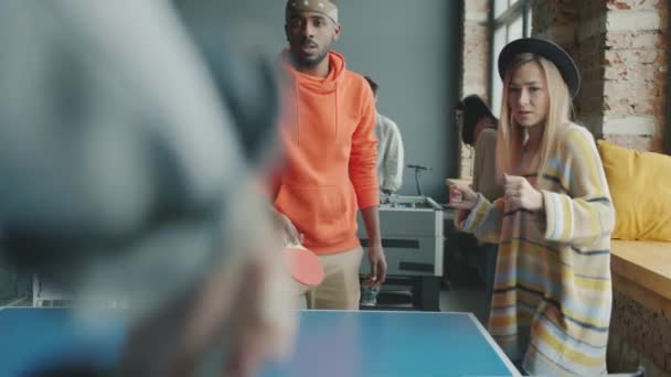 I dipendenti che giocano a ping pong si divertono godendo la pausa di lavoro in ufficio moderno — Video Stock