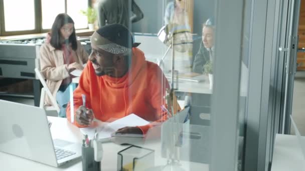 Деловая женщина беседует с коллегами-мужчинами о работе в современном стеклянном офисе — стоковое видео