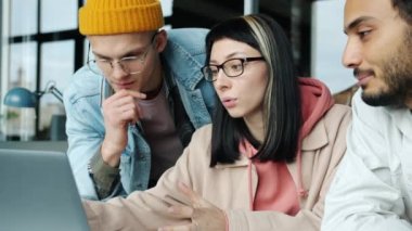 Başarılı bir iş adamı sohbeti modern ofiste dizüstü bilgisayar planlama işini izliyor.