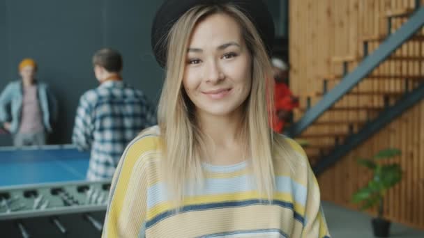 Portrait de joyeux mélange de race blonde se tournant vers la caméra et souriant dans le bureau créatif — Video