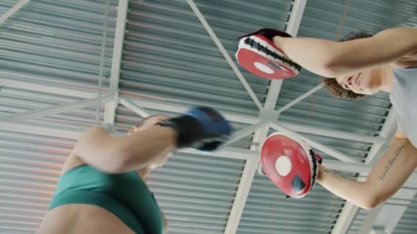 Αργή κίνηση της γυναικείας πυγμαχίας κατάρτισης με επαγγελματία εκπαιδευτή κατά τη διάρκεια της προσωπικής πρακτικής στο γυμναστήριο — Αρχείο Βίντεο