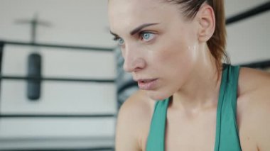 Boks ringinin köşesinde oturup dinlenmekten yorgun düşmüş.