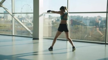 Modern cam duvarlar jimnastik salonunda kadın dövüş sanatları ustası.