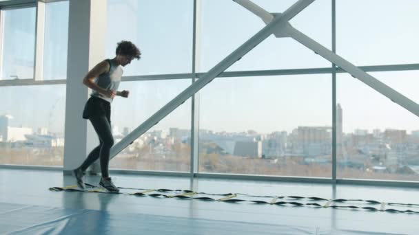 Movimiento lento del entrenamiento femenino esbelto del estudiante en el gimnasio que hace ejercicio cardiovascular solamente — Vídeos de Stock