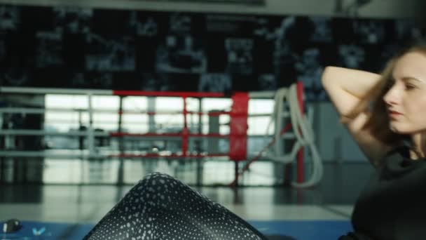 Медленное движение привлекательной молодой леди, занимающейся в спортзале, делая отжимания в одиночку — стоковое видео