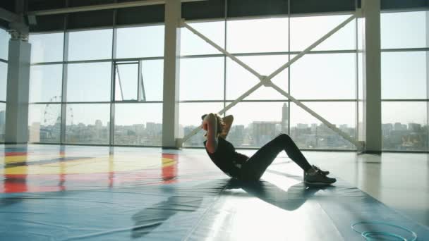Повільний рух пристосованої молодої леді тренування м'язів черевної порожнини тренується один в сучасному тренажерному залі — стокове відео