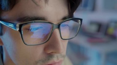 Yakışıklı genç adamların yüzleri karanlık ofiste kapalı.