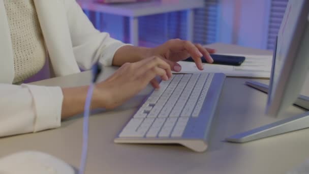 Close-up de mãos femininas digitando trabalhando com teclado PC no escritório escuro — Vídeo de Stock