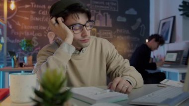 Yorgun çalışanlar iş yerinde uyukluyor sonra uyanıyor ve geceleri bilgisayarla çalışıyor.