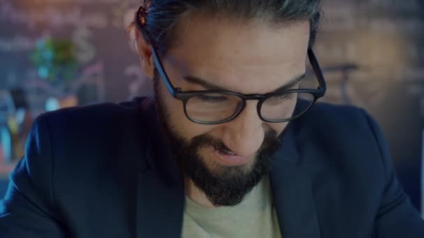 Close-up de empresário jogando videogame móvel tocando tela do smartphone e sorrindo no escritório escuro — Vídeo de Stock