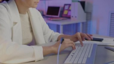 Bilgisayar başında çalışan yorgun genç girişimci gece baş ağrısı ve yorgunluk hissediyor.