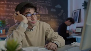 Masada uyuyan tembel bir ofis çalışanı. Sonra uyanıp geceleri bilgisayarda daktilo kullanıyor.