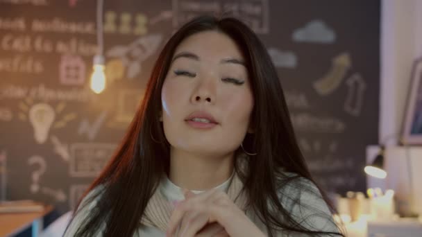 Asyalı iş kadını akşam yaratıcı ofiste sanal toplantı sırasında konuşuyor. — Stok video